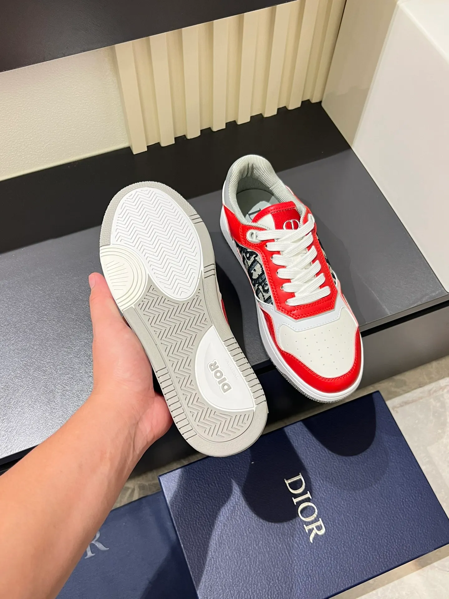 Men's shoes 💰p460 "Dio*" mid-top B27 casual sneakers. This B27 high-top sneaker is a new product in the series and continues Di*r's classic style. Crafted from gray and white smooth calf leather with beige and black Oblique print panels on the sides. The "CD Icon" shaped shoelace eyelets are clever and delicate, and the two-color rubber sole, rear collar and heel are all equipped with the brand's iconic details to enhance the style. Oblique printed straps at the ankle allow for an adjustable fit to complement the overall design. Fashionable and versatile, it can complement any look. Create an exquisite design with unique dynamic vitality and modern atmosphere, presented in low-top and high-top styles. This new must-have shoe adds a new dimension to Dior's archive heritage, embodying modern elegance. Purchase the original version and make it 1:1. If you need top quality, please come to me! Male 38-44!